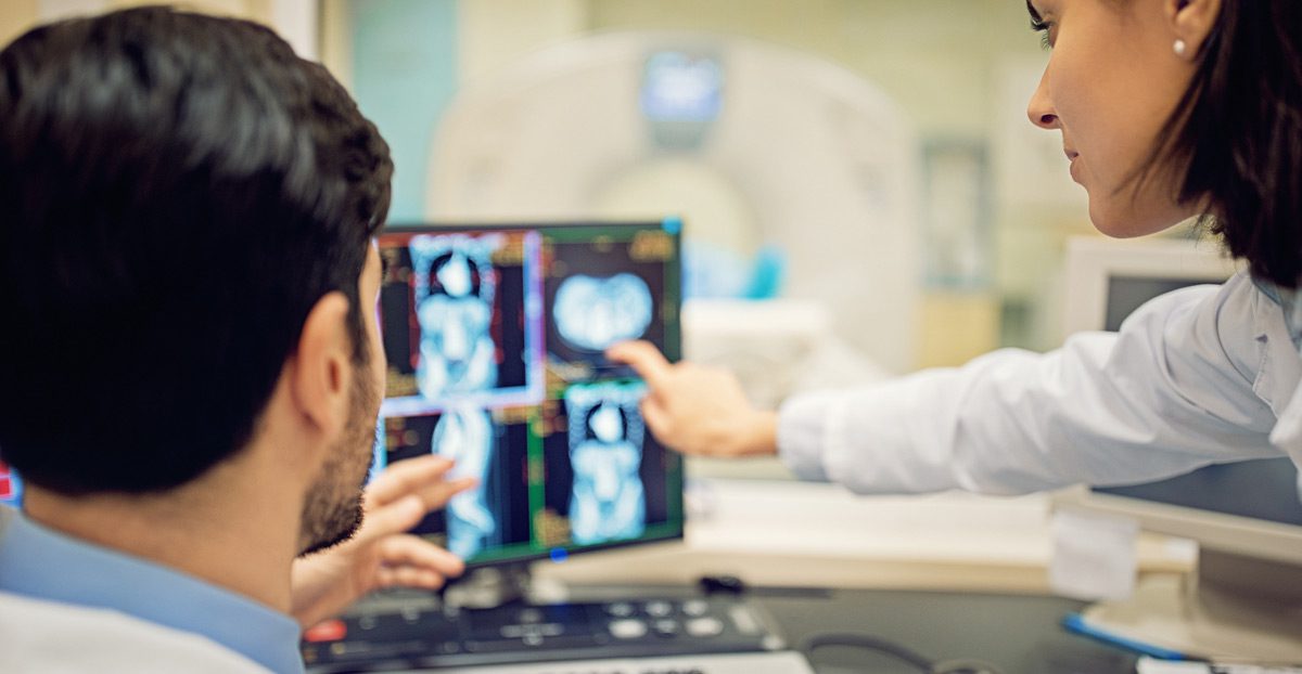 Doctors-working-with-a-CT-scan